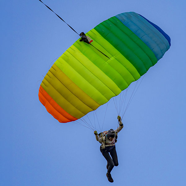 Falschirmspringer am Fliegerhorst