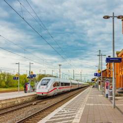 215 | Bahnhof mit ICE