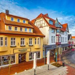 1154 | Herbstlicher Blick aus dem alten Rathaus der Stadt Diepholz auf die Lange Strasse