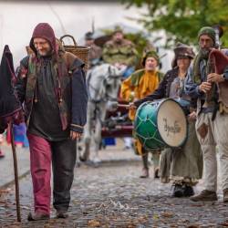 #786 · Ausmarsch am Schloss