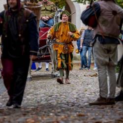 #785 · Ausmarsch am Schloss