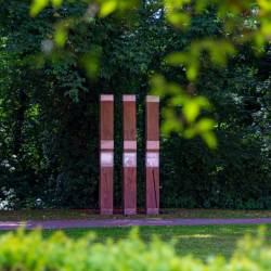 #754 · Blick auf die Stelen