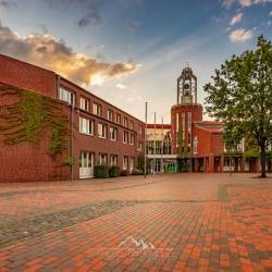 #124 · Das Rathaus am Sommerabend