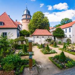 #1212 · Diepholzer Schloss mit Blick auf den blühenden Rosengarten