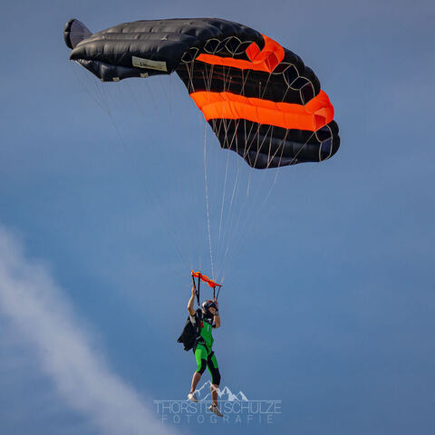 #2129 · Fallschirmspringer auf dem Diepholzer Flughafen