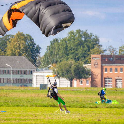 #2128 · Fallschirmspringer auf dem Diepholzer Flughafen