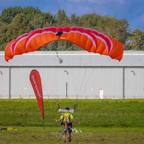 #2124 · Fallschirmspringer auf dem Diepholzer Flughafen