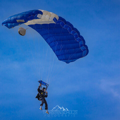 #2127 · Fallschirmspringer auf dem Diepholzer Flughafen