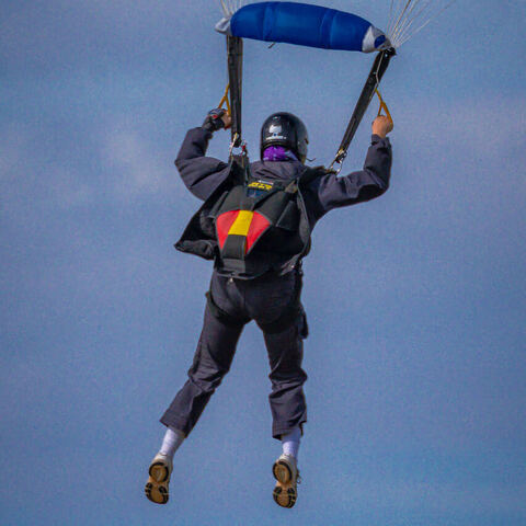 #2126 · Fallschirmspringer auf dem Diepholzer Flughafen