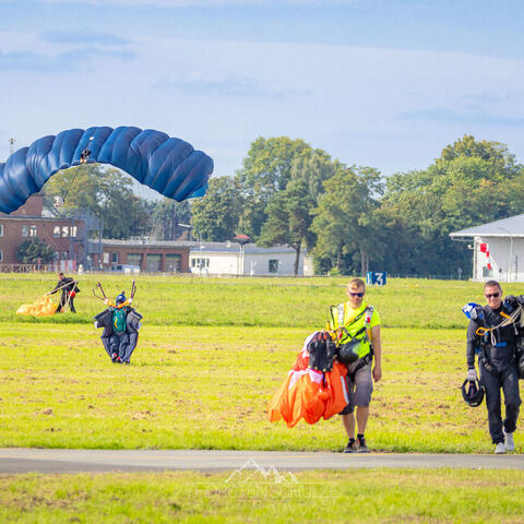 #2108 · Fallschirmspringer auf dem Diepholzer Flughafen