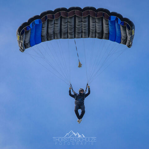 #2125 · Fallschirmspringer auf dem Diepholzer Flughafen