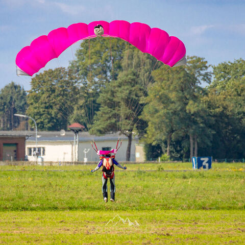 #2107 · Fallschirmspringer auf dem Diepholzer Flughafen