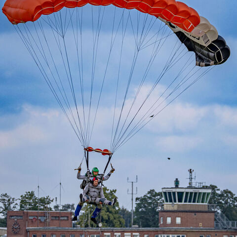 #2034 · Fallschirmspringer
