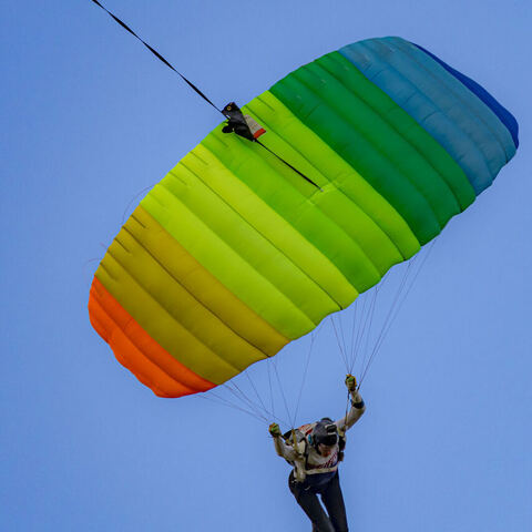 #2036 · Fallschirmspringer