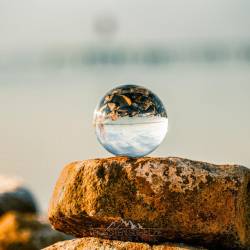 #163 · Glaskugel auf Steinstapel am Dümmer