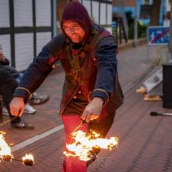 #833 · Kleine Feuershow durch den Gaukler