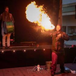 #840 · Kleine Feuershow durch den Gaukler