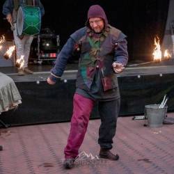 #834 · Kleine Feuershow durch den Gaukler