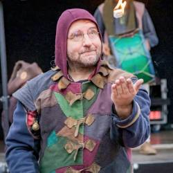 #829 · Kleine Feuershow durch den Gaukler