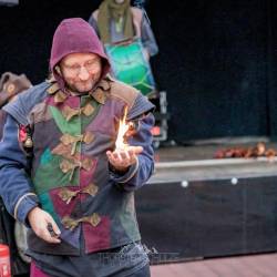 #828 · Kleine Feuershow durch den Gaukler