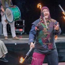 #830 · Kleine Feuershow durch den Gaukler