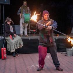 #832 · Kleine Feuershow durch den Gaukler