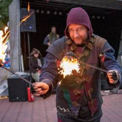 #831 · Kleine Feuershow durch den Gaukler