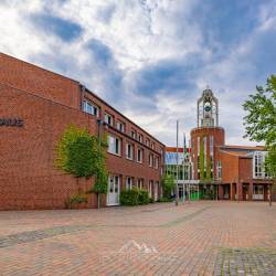 #302 · Rathaus mit Vorplatz im Sommer