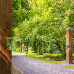 #318 · Stelenpfad am Schloss